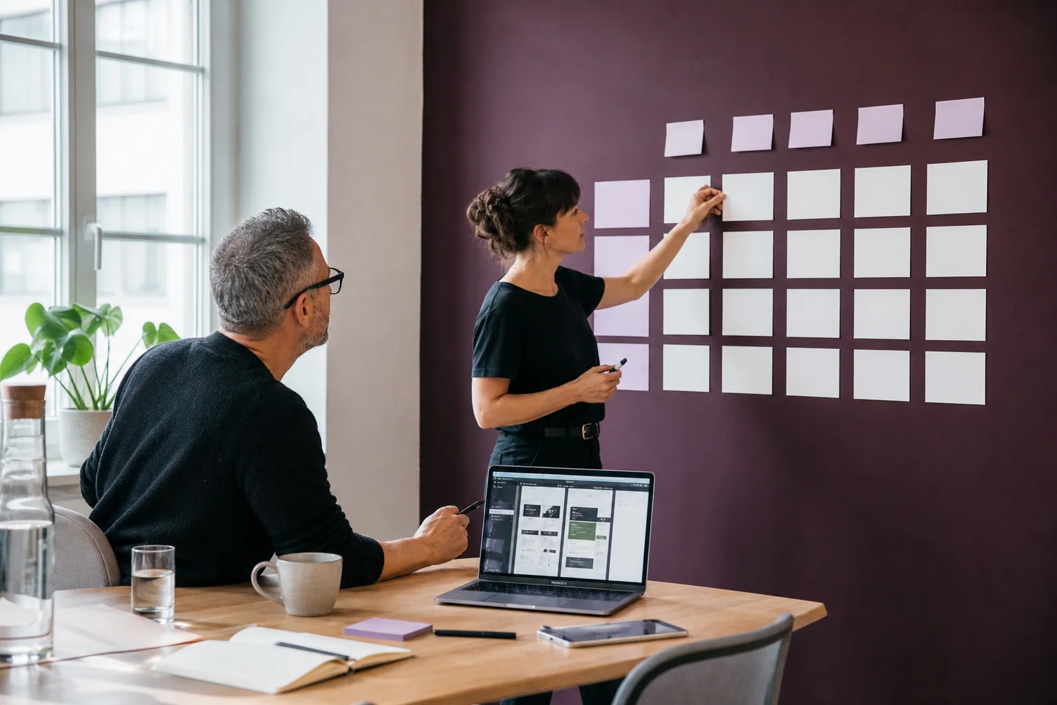 Marketing en communicatie uitgewerkt op een rustige werktafel